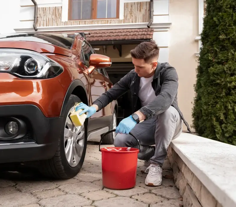 Lavage auto à domicile Feucherolles : professionnel intervenant sur un véhicule